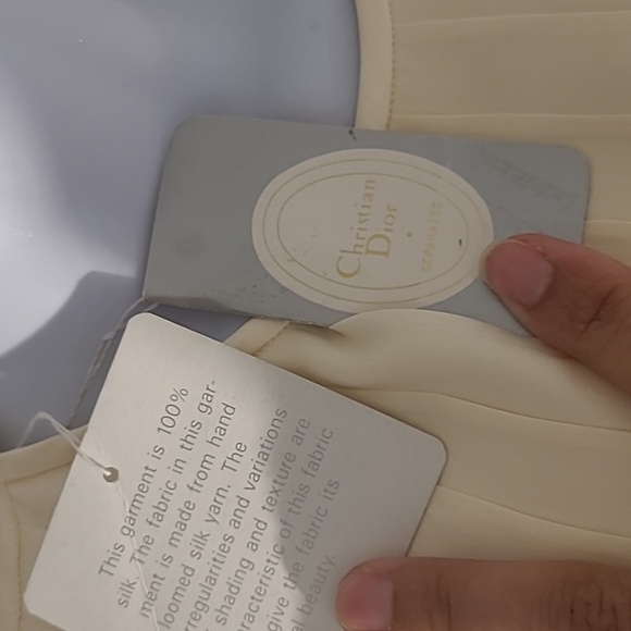 Elegant Cream Pleated Blouse - Picture 5 of 8